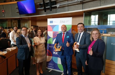 Максим Димитриевски во Брисел доби награда за „Најпријателски градоначалник на Ромите“ во Северна Македонија
